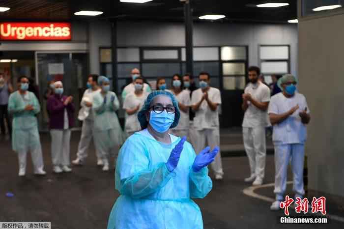 当地时间4月27日,在西班牙马德里的一家医院外,医护人员在为全国禁闭期间居家隔离的民众们鼓掌欢呼,为他们加油打气。 美国确诊病例已近百万例 世卫称新冠大流行远未结束